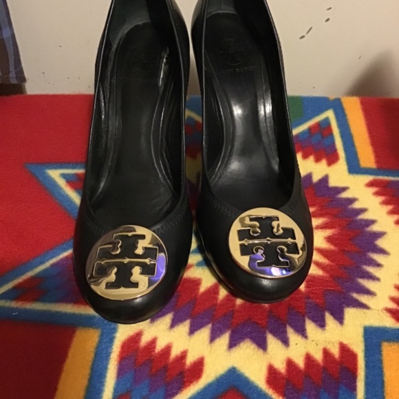 🔥SALE! TORY BURCH, SIZE 9 1/2 med, pre-owned , small lose insole on left shoe🔥 - Picture 8 of 10